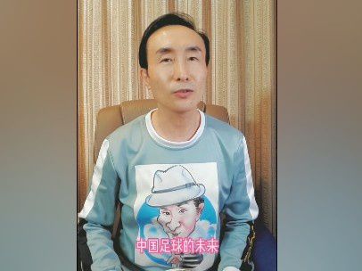 卡勒姆·林奇（迈克尔·法斯宾德 饰）在死刑行将履行之前苏醒过来，发现他被索菲娅（玛丽昂·歌迪亚 饰）选中，来加入一个能让人类解脱暴力感动的打算。虚拟实际机械Animus能让用户体验先人的记忆，被绑在机械上以后，卡勒姆·林奇意想到他是糊口在西班牙宗教法庭期间一名刺客阿圭拉的后裔，他们寻觅的是可以节制自由意志的伊甸园苹果。索菲娅在父亲艾伦（杰瑞米·艾恩斯 饰）施加的压力下不甘心地把持着卡勒姆·林奇回到曩昔寻觅伊甸园苹果在现代世界的着落，要挟着他身体和心理的健康。但在杀手同业穆萨（迈克尔·威廉姆斯 饰）暗示了卡勒姆·林奇，提示他艾伦有可能念头不纯以后，卡勒姆·林奇起头从头斟酌他的行动和念头，而人类自由意志的命运也变得悬而未决……